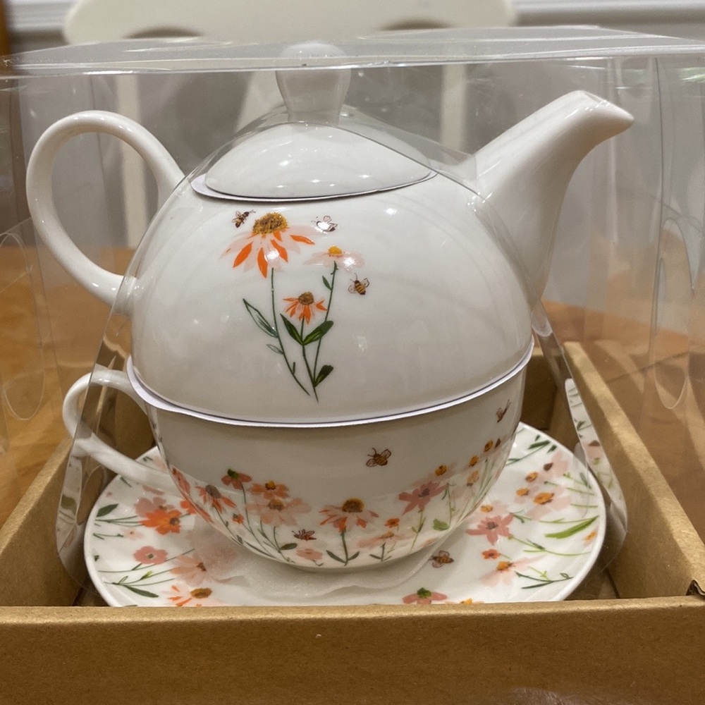 NWT.  Teapot/cup/saucer serve-ware set. - Picture 4 of 8